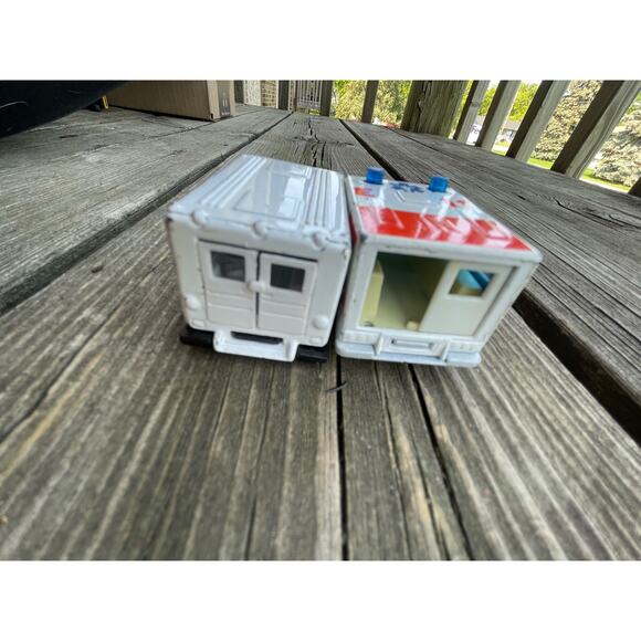 2 vintage toy ambulance Maisoto and Matchbox - Picture 3 of 11